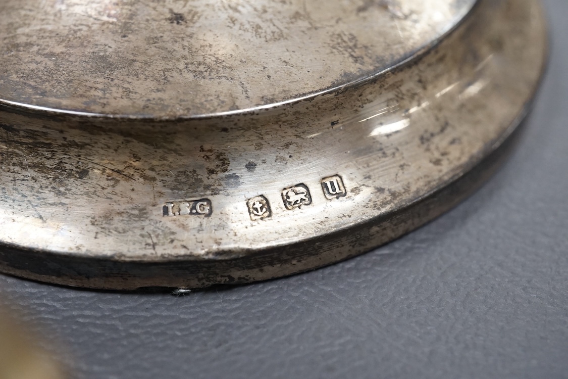 An Edwardian repousse silver purse, with suspension chain, Henry Matthews, Birmingham, 1902, 90mm, together with a silver vesta case, a silver mounted capstan inkwell, a silver mounted toilet jar, a George V silver mount